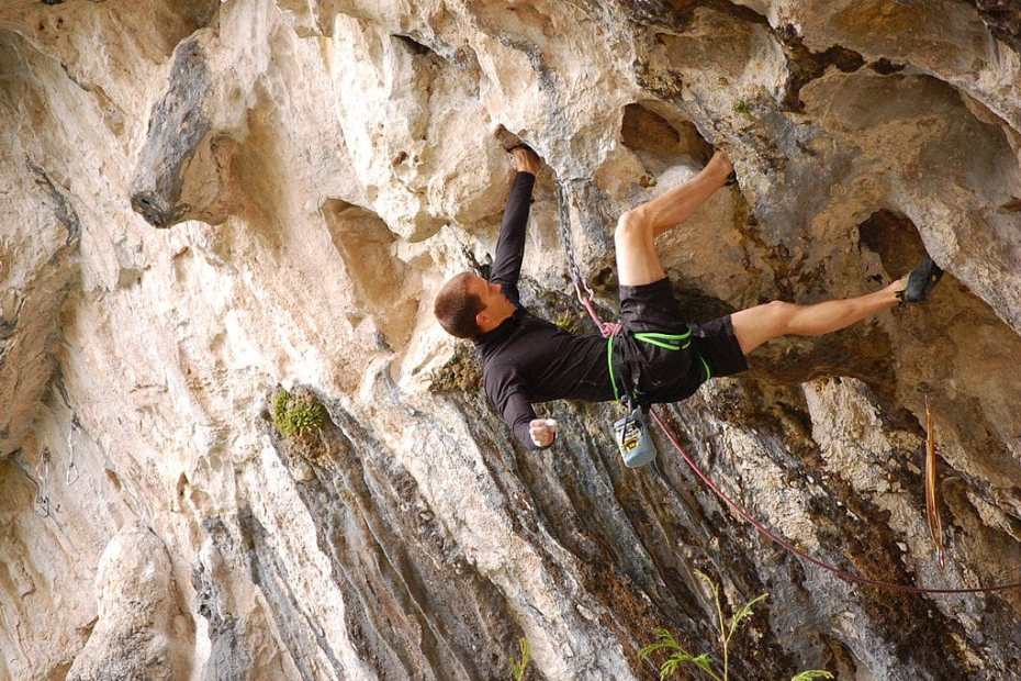 Overhanging_rock_climbing
